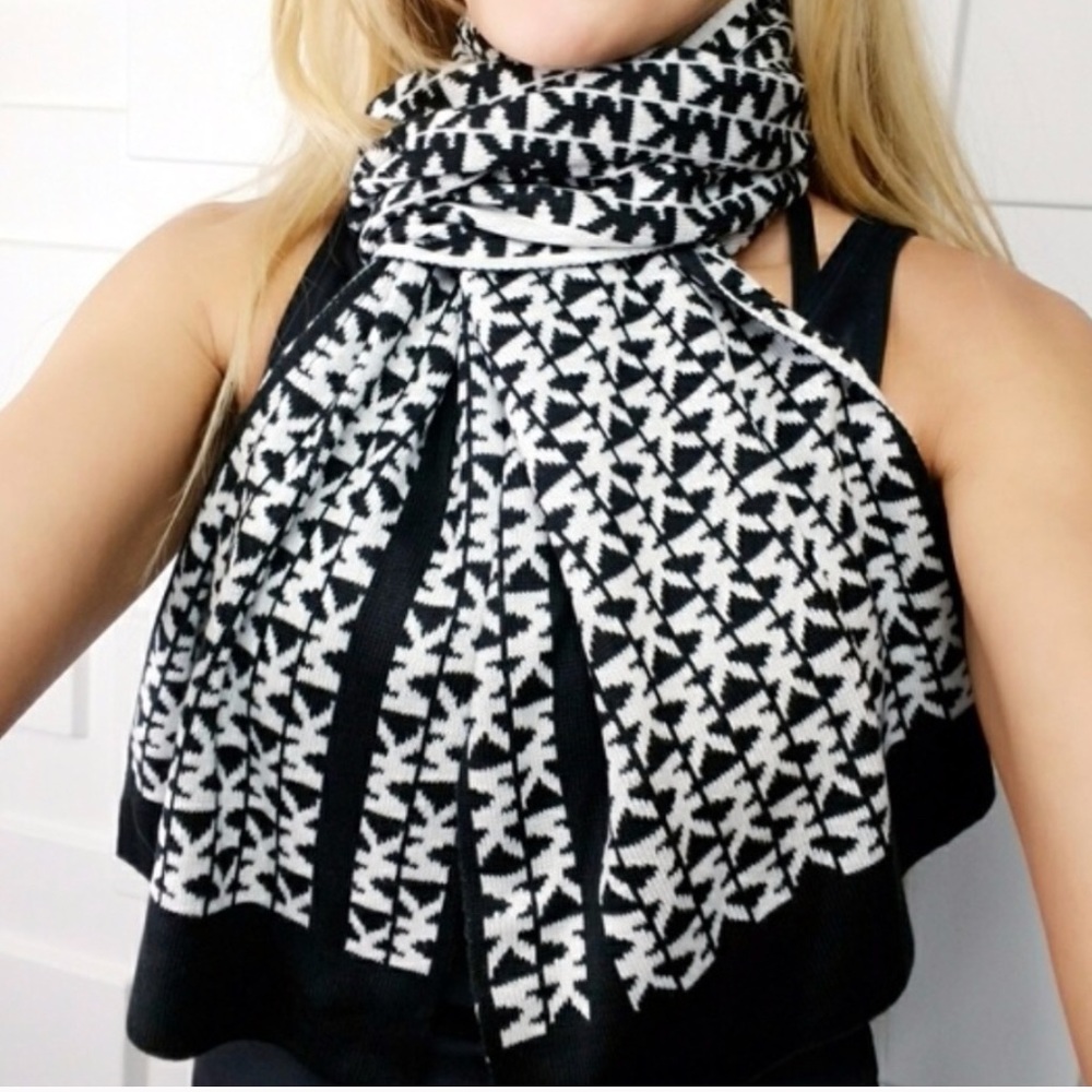 🛑 SOLD Michael Kors MK Scarf Black/White